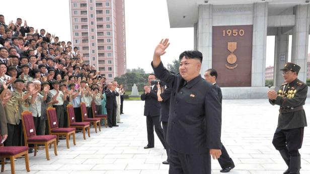 North Korean leader Kim Jong-Un waves during a photo session with overseas Koreans who took part in the celebrations of the 60th anniversary of the signing of the truce of the Korean War, in this undated photo released by North Korea&#039;s Korean Central News Agency (KCNA) in Pyongyang on July 30, 2013. REUTERS/KCNA (NORTH KOREA - Tags: POLITICS CONFLICT) ATTENTION EDITORS - THIS PICTURE WAS PROVIDED BY A THIRD PARTY. REUTERS IS UNABLE TO INDEPENDENTLY VERIFY THE AUTHENTICITY, CONTENT, LOCATION OR DATE OF THIS IMAGE. FOR EDITORIAL USE ONLY. NOT FOR SALE FOR MARKETING OR ADVERTISING CAMPAIGNS. NO THIRD PARTY SALES. NOT FOR USE BY REUTERS THIRD PARTY DISTRIBUTORS. THIS PICTURE IS DISTRIBUTED EXACTLY AS RECEIVED BY REUTERS, AS A SERVICE TO CLIENTS