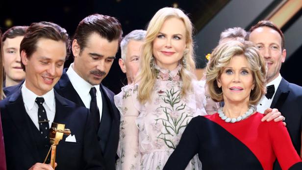 Die 52. Verleihung der Goldenen Kamera in Hamburg brachte Hollywood-Glamour durch Preisträger wie Colin Farrell, Nicole Kidman und Jane Fonda auf die Bühne. Die wunderten sich dann aber über den eigenartigen Einlagen, die die Moderatoren lieferten.