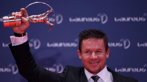 epa03619675 Austrian skydiver Felix Baumgartner poses with Laureus award to best actions sportive man during ceremony at the Municipal Theater in Rio de Janeiro, Brazil, 11 March 2013. Baumgartner has the world record in high jump for his jump from the stratosphere. EPA/Antonio Lacerda