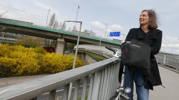 Recherchen mit dem Rad: Brigitta Höpler zwischen den Brücken Zwischenbrückens