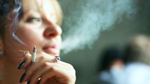 young woman smoking cigarette, Rauchen, Zigarette, Raucherin