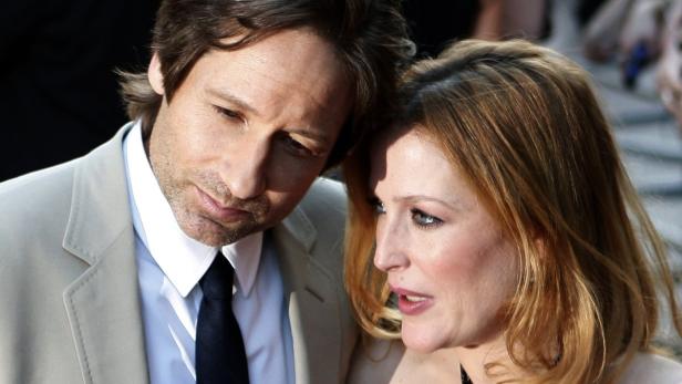 David Duchovny und Gillian Anderson posieren zusammen.