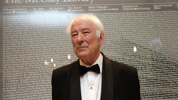 epa02239289 A handout photo provided by Queen&#039;s University shows Nobel prize-winning Irish poet Seamus Heaney stands before a large glass panel listing all the benefactors before the official opening of Queens University&#039;s new McClay Library, Belfast, Northern Ireland, Britain, 06 July 2010. One of Northern Ireland&#039;s newest landmark buildings - the GBP50 million McClay Library was officially opened by Seamus Heaney and named after Queen&#039;s largest benfactor the Sir Allen McClay who recently passed away. EPA/PAUL MCERLANE / HO EDITORIAL USE ONLY