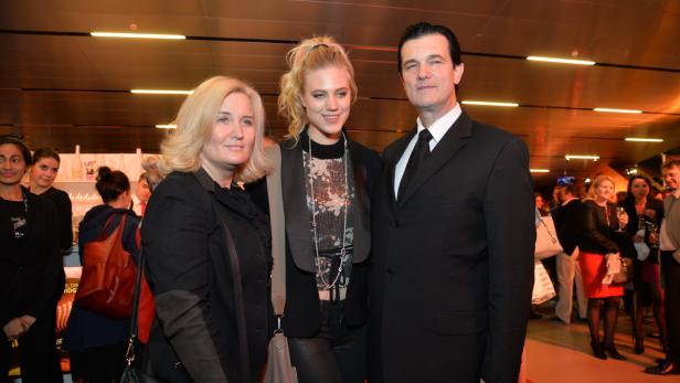 Dschungelprinzessin Larissa Marolt kam mit ihren Eltern zum Song Contest VIP Empfang.