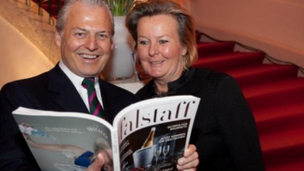 Ein Mann und eine Frau lesen gemeinsam in der Zeitschrift „Falstaff“.