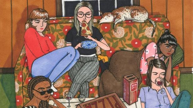 Eine Gruppe von Freunden entspannt sich mit Pizza und Wein auf einem Sofa, während ein Hund schläft.