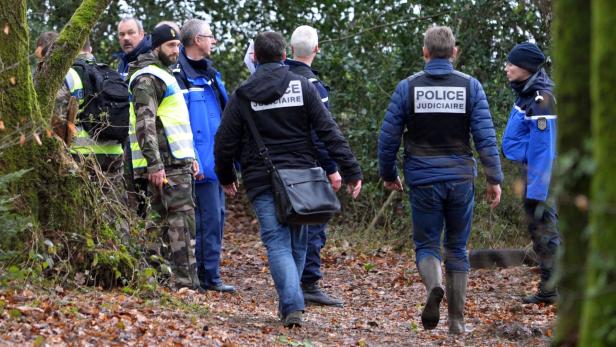 Französische Gendarmen suchen nach der verschwundenen Familie.