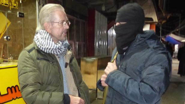 Der Autor Jürgen Todenhöfer im Gespräch mit einem Dschihadisten