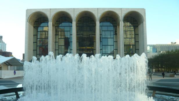 Ein Brunnen vor dem Lincoln Center in New York City.