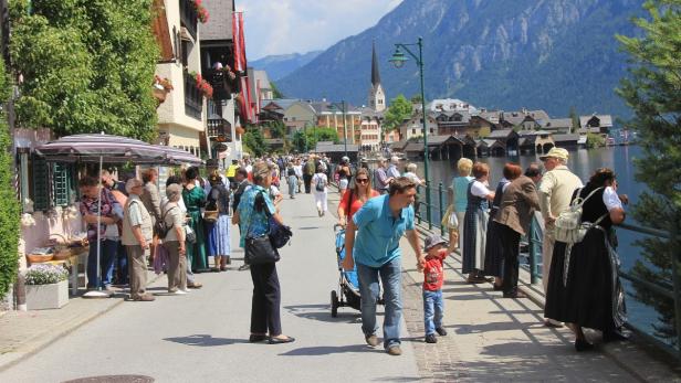 In den Sommermonaten pilgern täglich mehr als 3000 Touristen in die 770-Seelengemeinde Hallstatt.