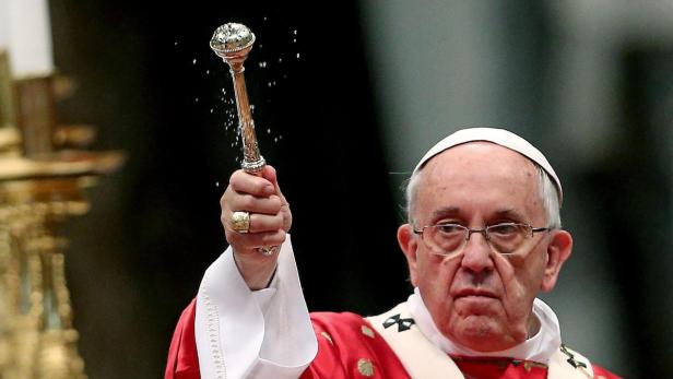 Papst Franziskus sprengt Weihwasser mit einem Aspersorium.