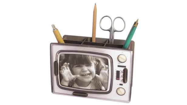 Ein Stiftehalter in Form eines Fernsehers mit dem Foto eines kleinen Mädchens.