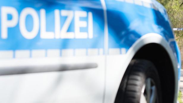 Detailansicht eines Streifenwagens der Polizei.