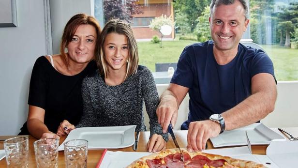 Norbert Hofer isst Pizza mit seiner Familie