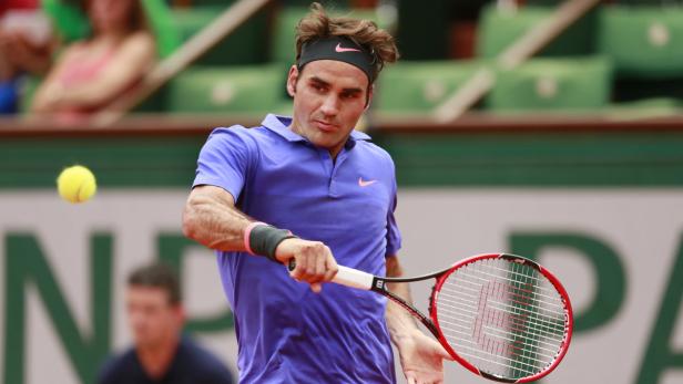 Roger Federer beim Aufschlag während eines Tennisspiels.