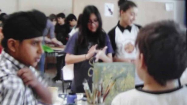 Eine Gruppe von Schülern arbeitet an einem Kunstprojekt.