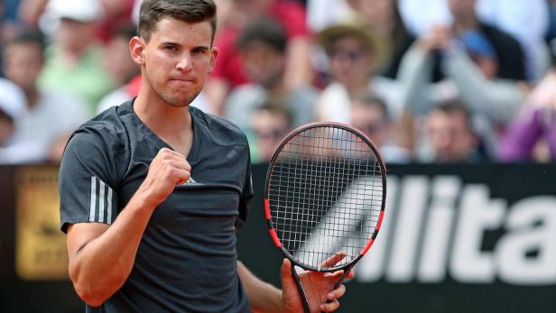 Dominic Thiem ballt die Faust mit einem Tennisschläger in der Hand.