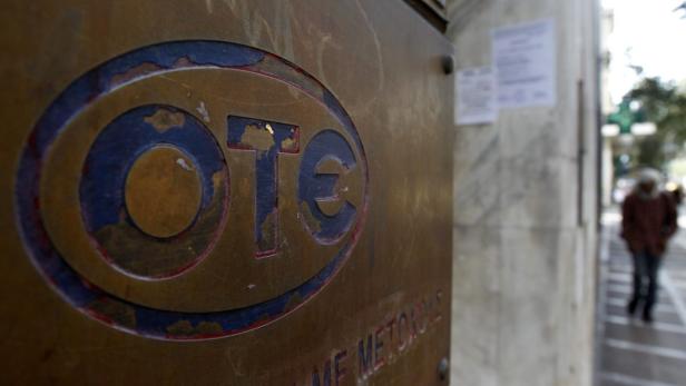 Das Logo der griechischen Telefongesellschaft OTE an einem Gebäude.