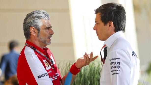 Toto Wolff (re.) im Gespräch mit Ferrari-Teamchef Maurizio Arrivabene.