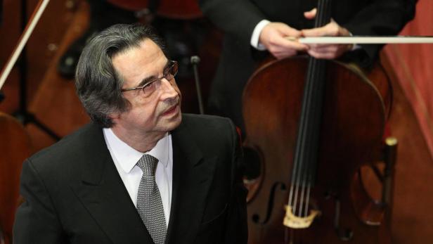 epa03511417 Italian conductor, Riccardo Muti (L) greets the autorities at the end of Christmas concert at Senato hall in Rome, Italy, 16 December 2012. EPA/ALESSANDRO DI MEO