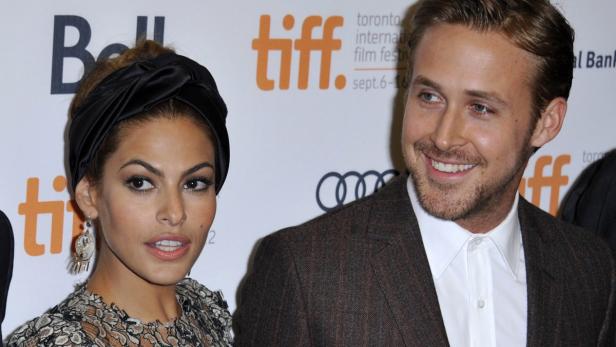 Eva Mendes und Ryan Gosling posieren auf dem Toronto International Film Festival.