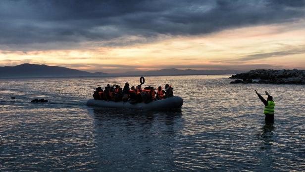 Flüchtlinge, die mit einem Boot die Insel Lesbos erreichen.