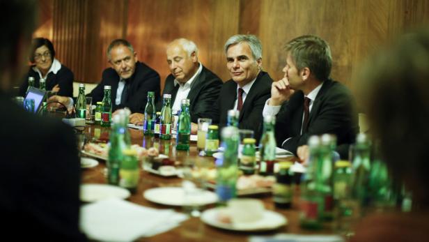 Am 29. August 2013 lud Bundeskanzler Werner Faymann Journalisten zu Hintergrundgesprächen in das Bundeskanzleramt ein.