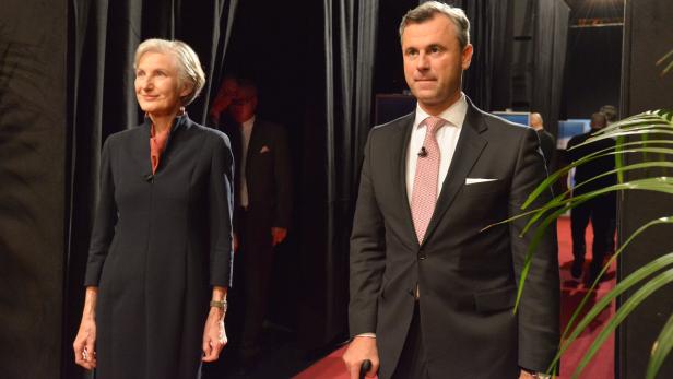 BP-WAHL: ORF-KANDIDATENDUELLE "2 IM GESPRÄCH"/ GRI Irmgard Griss und Norbert Hofer bei "2 im Gespräch" im ORF-Zentrum in Wien.
