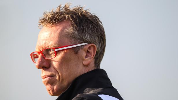 Nach dem eindrucksvollen Marsch durch die zweite Liga gibt sich Peter Stöger vor dem Bundesliga-Saisonstart mit dem 1. FC Köln bescheiden - das Ziel ist die Liga zu halten.