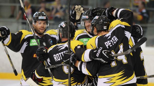 17.08.2013 Eishockey, European Trophy, Albert Schultz-Halle, Wien Vienna Capitals - Bratislava Torjubel nach dem 4:1 durch Rafael Rotter (2 v.l.) Copyright DIENER / Georg Diener Marktgasse 3-7/4/5/21 A-1090 Wien Telefax +43 1 955 32 35 Mobil +43 676 629 98 51 BA-CA Bank Nr. 12000 Account Nr. 00712 223 783 e-mail: agentur@diener.at Datenbank: www.diener.at