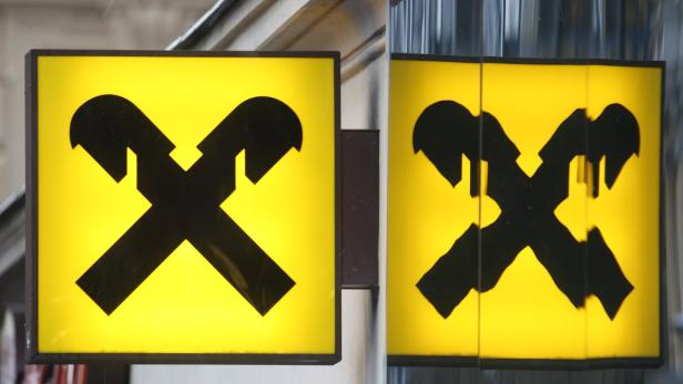Das gelbe Raiffeisenbank-Logo an einem Gebäude.