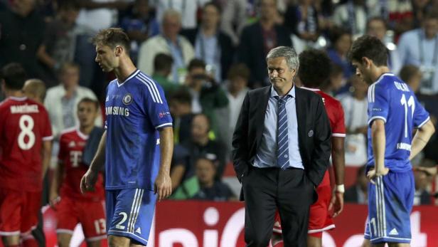 José Mourinho und zwei Fußballspieler während eines Spiels.