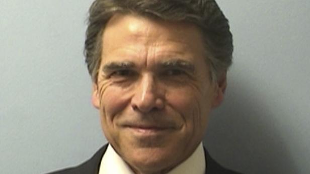 Das Polizeifoto eines Politikers: Rick Perry im Gerichtsgebäude von Austin, Texas