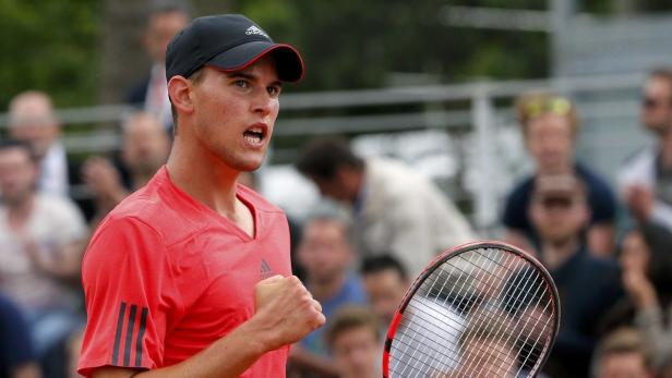 Dominic Thiem jubelt mit geballter Faust und Tennisschläger auf dem Platz.