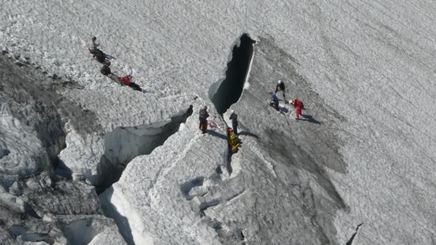 Die 56-jährige Deutsche stürzte am Dienstag in diese zwölf Meter tiefe Spalte am Hallstätter Gletscher.
