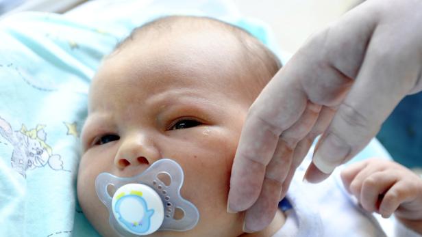 Auch bei Kleinkindern gibt es einen Zusammenhang zwischen Schlaf und Gewicht. Schlummern Zweijährige bis zu ihrem siebenten Lebensjahr konstant kurz, haben diese eine höhere Körperfettmasse. Dafür sind appetitanregende Hormone verantwortlich. Allgemein schlafen die Menschen schlechter, je später sie essen und je kürzer die Zeitspanne bis zum Schlafengehen ist.