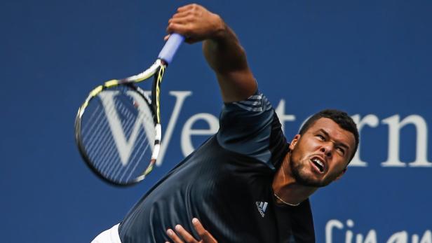 Jo-Wilfried Tsonga beim Aufschlag während eines Tennisspiels.