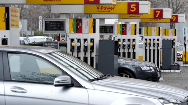 Autos stehen in München an den Zapfsäulen einer Shell-Tankstelle.
