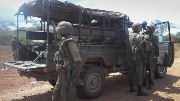 Kenianische Soldaten kontrollieren nahe der Grenze zu Somalia: Die Extremisten üben auch Terror im Nachbarland aus.