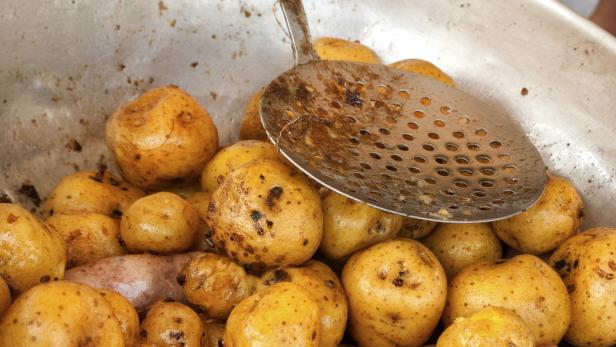 Heurige Erdäpfel müssen nicht geschält werden. Es reicht, wenn man sie unter fließendem Wasser bürstet.Sie werden mit der dünnen Schale gebraten, gebacken, gedämpft oder in wenig Salzwasser gegart. Das bitte so kurz wie möglich, um die hitzeempfindlichen Vitamine zu schonen. Mit grobem Meersalz, frischem Rosmarin oder Thymian würzen. Und fertig!