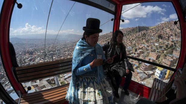 Bolivianerin in Seilbahn-Kabine zwischen El Alto and La Paz.