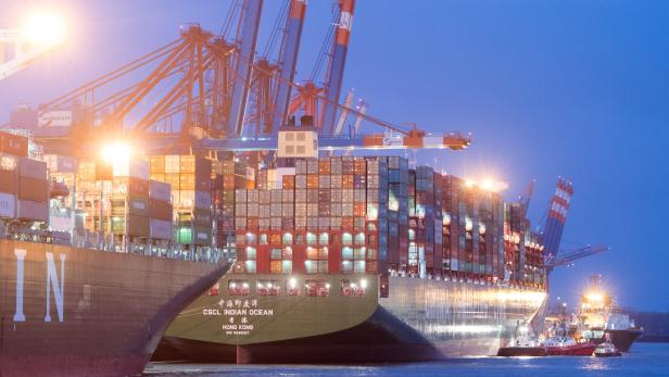 Auf Grund gelaufen: Containerschiff &quot;CSCL Indian Ocean&quot; in Hamburg