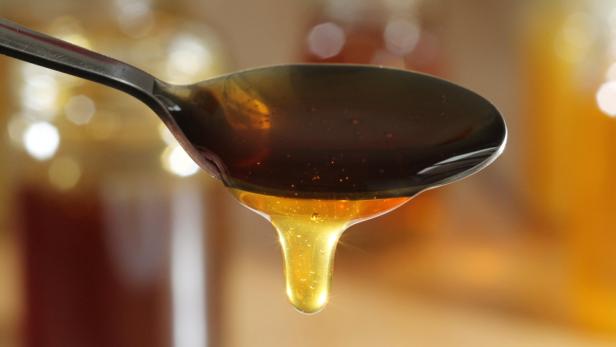 Honig ist gesünder als Zucker. Behaupten unter anderem immer wieder die Honigbienen und ihre Öffentlichkeitsarbeiter. Doch Honig sorgt genauso für Karies und hat auch nicht weniger Energie.