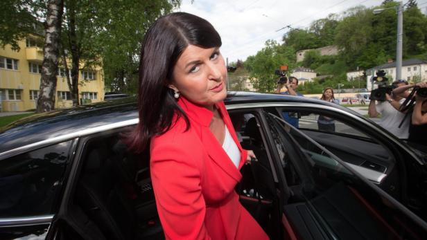 epa03688542 Governor Gabi Burgstaller of the Social Democrats leaves party headquaters after a first official projection of the election outcome for the provincial elections in Salzburg, Austria, 05 May 2013. EPA/NEUMAYR / MMVR