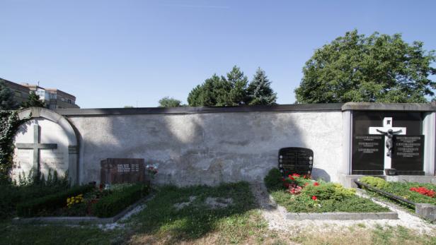 Friedhof Leonding Aufgelassenes Grab der Eltern von Adolf Hitler, OÖ