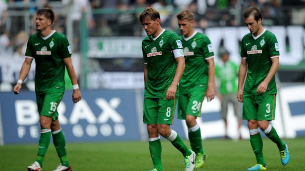 epa03844875 Bremen&#039;s Sebastian Proedl (L-R), Clemens Fritz, Nils Petersen and Luca Caldirola leave the field during halftime of the Bundesliga soccer match Borussia Moenchengladbach vs SV Werder Bremen at Borussia-Park in Moenchengladbach, Germany, 31 August 2013. (PLEASE NOTE: Due to the accreditation guidelines, the DFL only permits the publication and utilisation of up to 15 pictures per match on the internet and in online media during the match.) EPA/JONAS GUETTLER