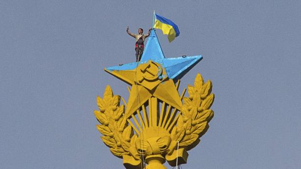„Selfie“ mit der ukrainischen Flagge auf Moskauer Hochhaus