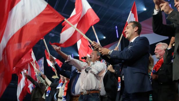 APA14398942-2 - 31082013 - LINZ - ÖSTERREICH: ZU APA-TEXT II - FPÖ-Obmann Heinz-Christian Strache während des Wahlkampfauftaktes der FPÖ am Samstag, 31. August 2013, in Linz. APA-FOTO: RUBRA