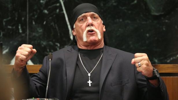 Hulk Hogan in Anzug und Bandana ballt die Fäuste.