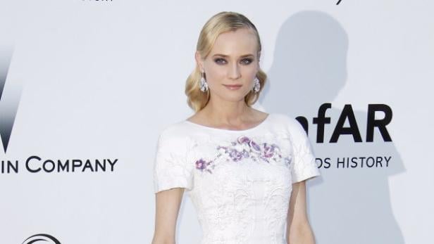 Diane Kruger in einem weißen Kleid bei einer Veranstaltung.